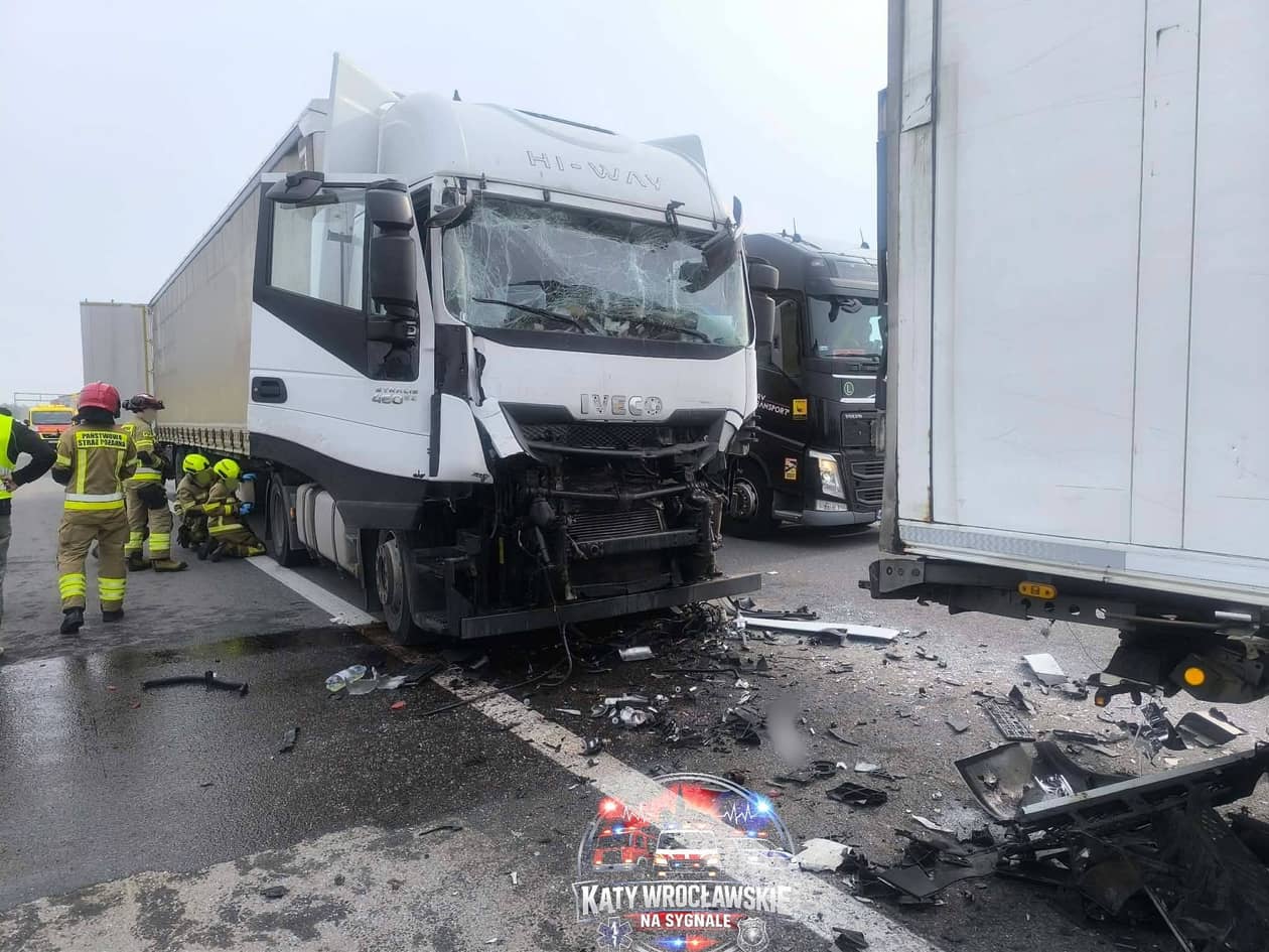 Autostrada A4: Dzień jak co dzień... Zderzenie trzech ciężarówek na A4