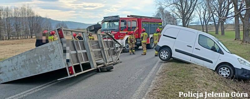 Podgórzyn: Wiatr przewrócił baner w Podgórzynie
