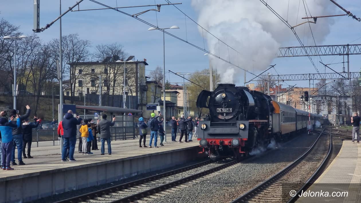 Jelenia Góra: Zadymił i zniknął. Tłumy zostały na peronie