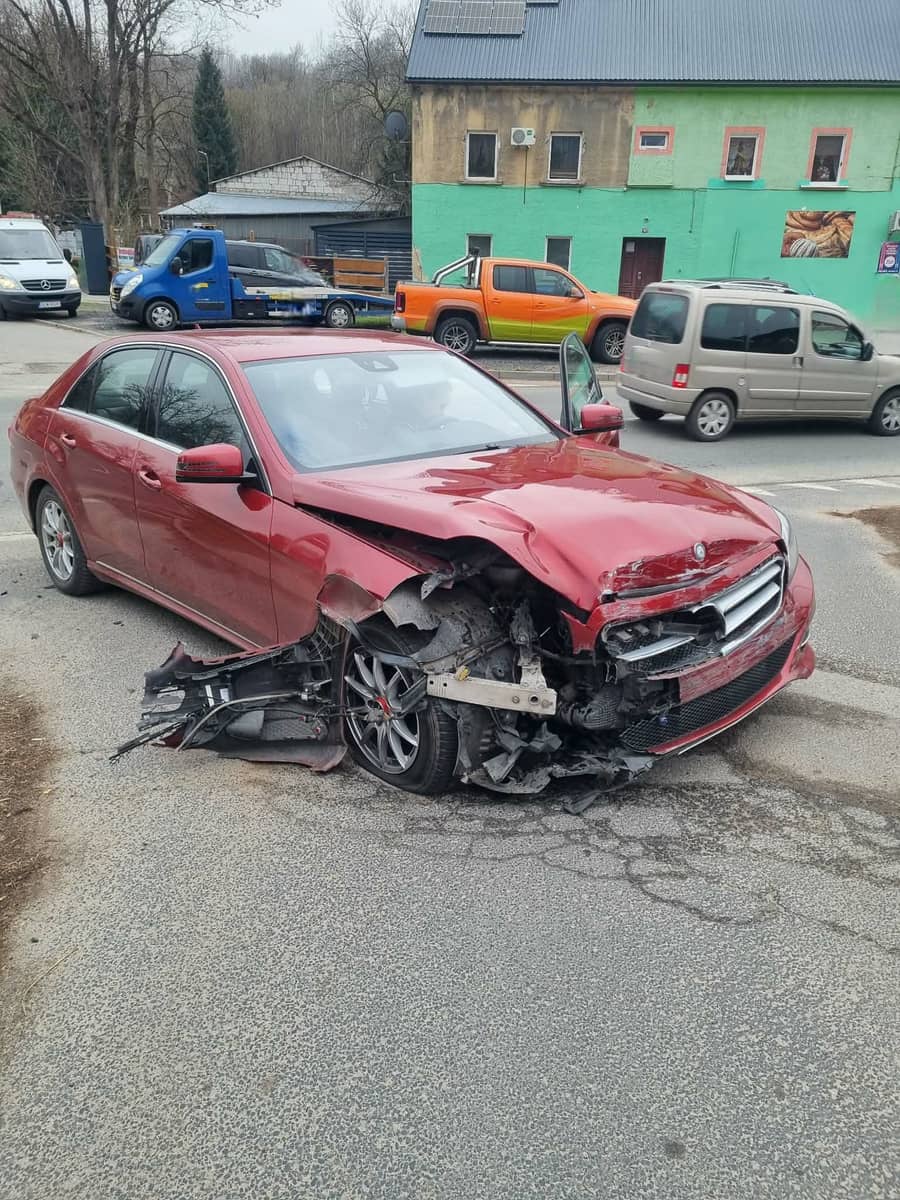 Wojcieszów: Czerwony Mercedes ucierpiał znacznie bardziej