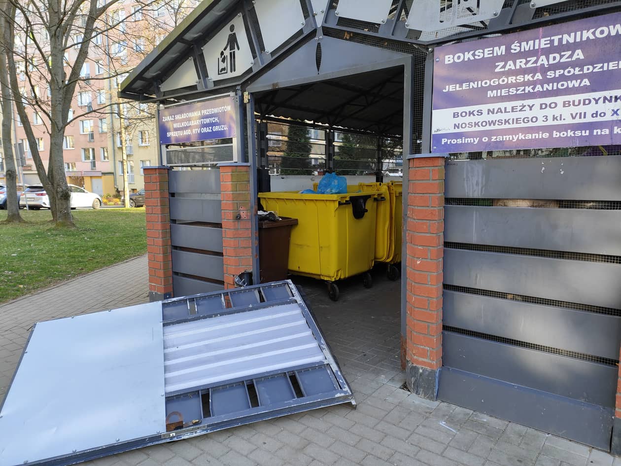Jelenia Góra: Kto wyłamał drzwi do śmietnika na Noskowskiego?