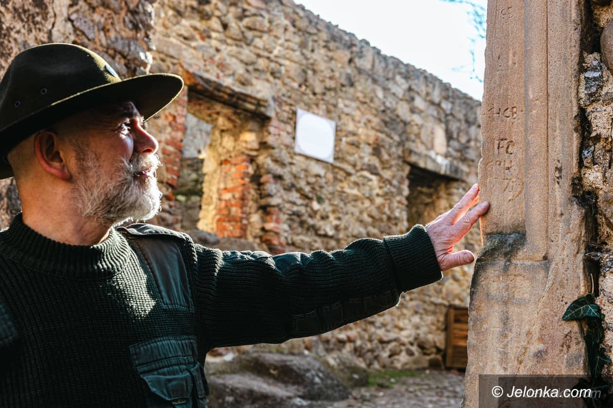 Zamek Chojnik: Najstarsze „selfie” turystów na Chojniku. Zostawiali je gwoździem w murze