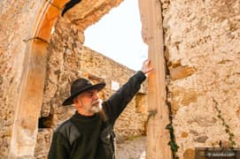 Najstarsze „selfie” turystów na Chojniku. Zostawiali je gwoździem w murze