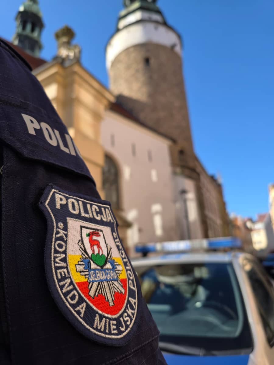 Jelenia Góra: Policjanci pomagają mieszkańcom Jeleniej Góry