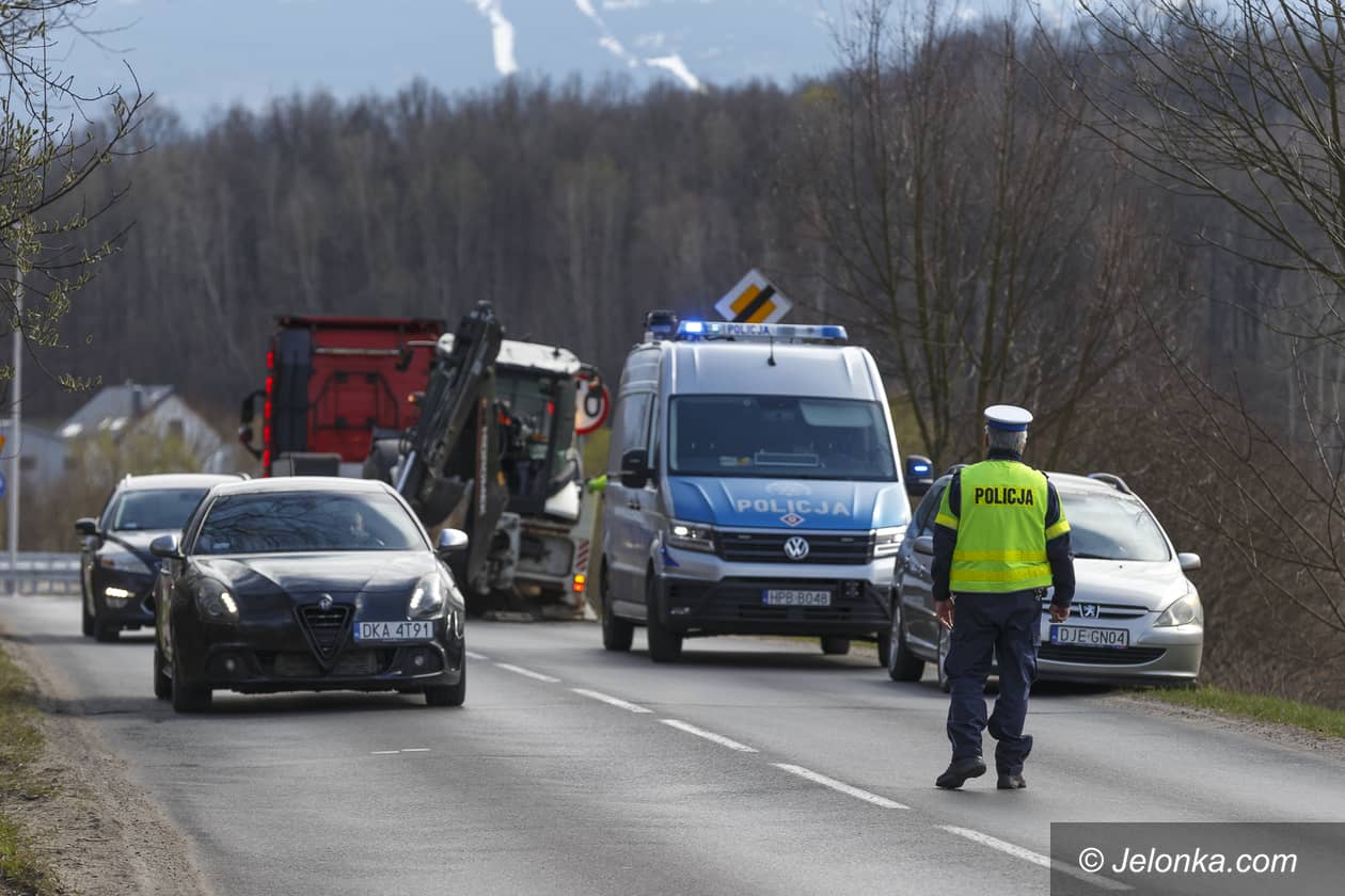 Łomnica: Ciągnik złapał "kapcia" przy rondzie