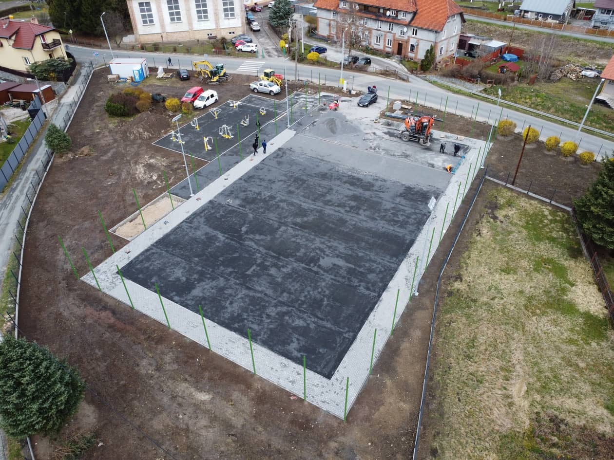 Powiat karkonoski: Budowa boiska coraz bliżej końca