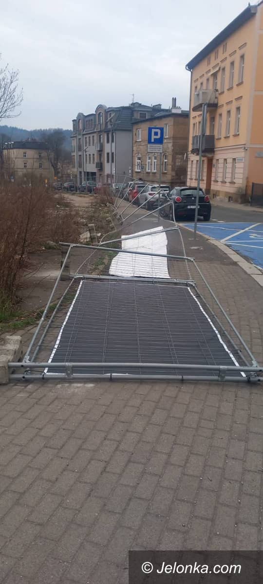 Jelenia Góra: Co wyprostują to się przewróci