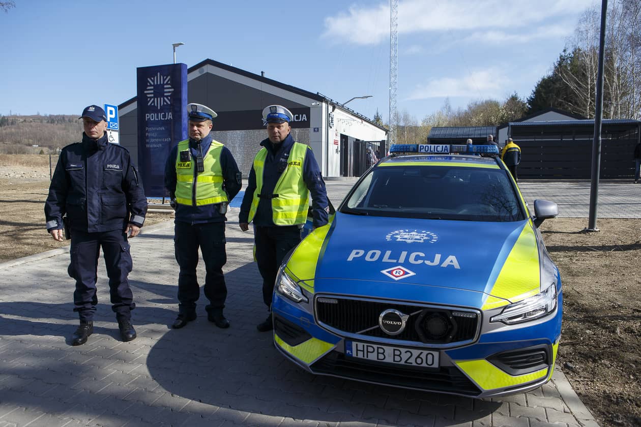 Powiat: Nowe radiowozy w służbie jeleniogórskiej policji