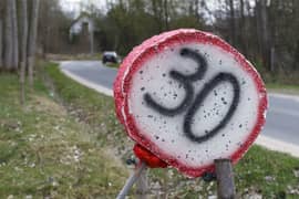 Rozjeżdżają drogę przez Popielówek