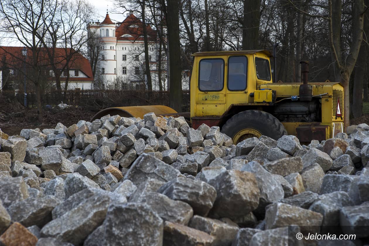Mysłakowice: Parking przy pałacu już otwarty