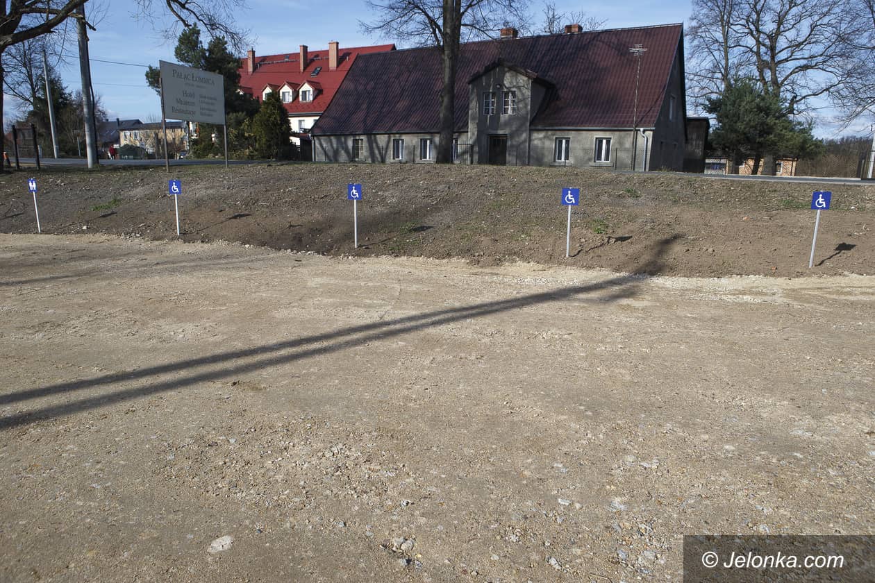 Mysłakowice: Parking przy pałacu już otwarty