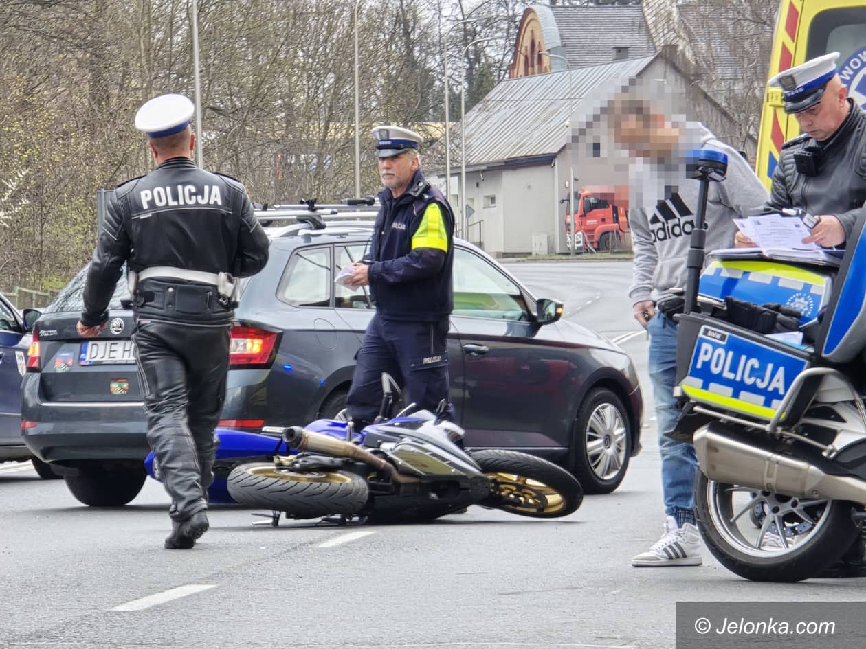 Jelenia Góra: 18–letnia motocyklistka, unikając zderzenia, wzorcowo "położyła" motocykl na ulicy