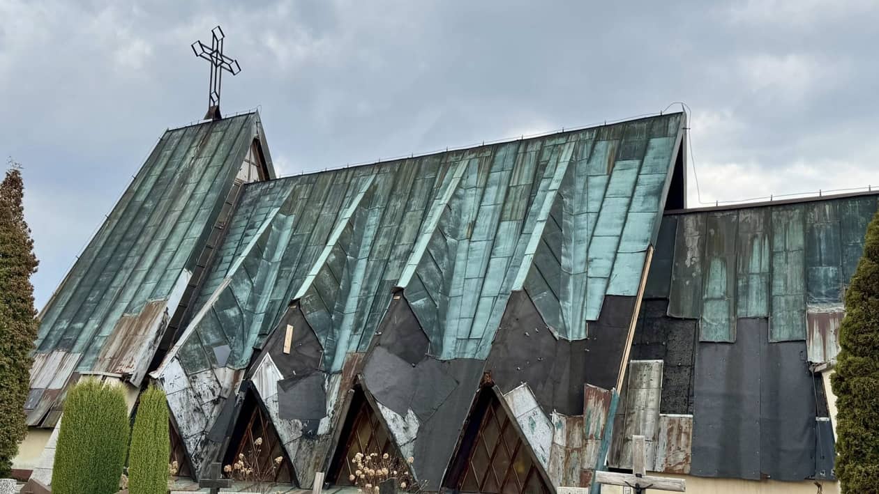 Piechowice: Okradany dach kaplicy do naprawy