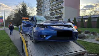 Mocny "dzwon" na Ogińskiego. Auta na lawetach