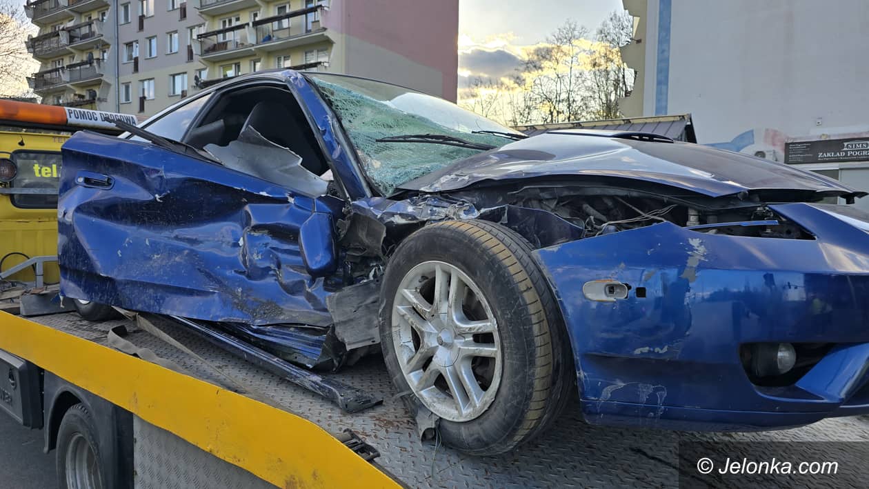 Jelenia Góra: Mocny "dzwon" na Ogińskiego. Auta na lawetach
