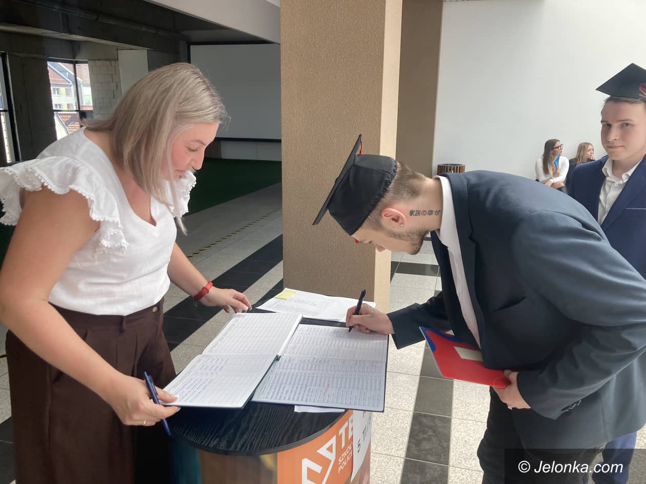 Jelenia Góra: Maturzyści skończyli rok szkolny