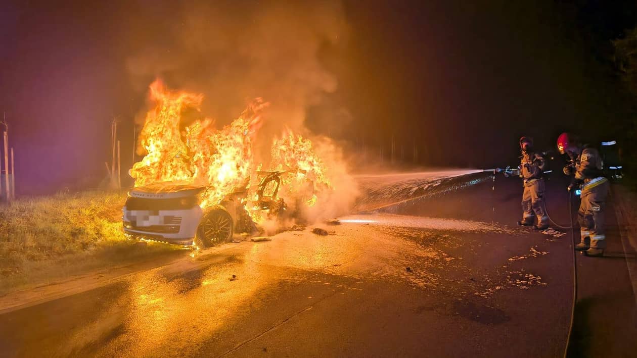 Kamienna Góra: Range Rover stanął w płomieniach