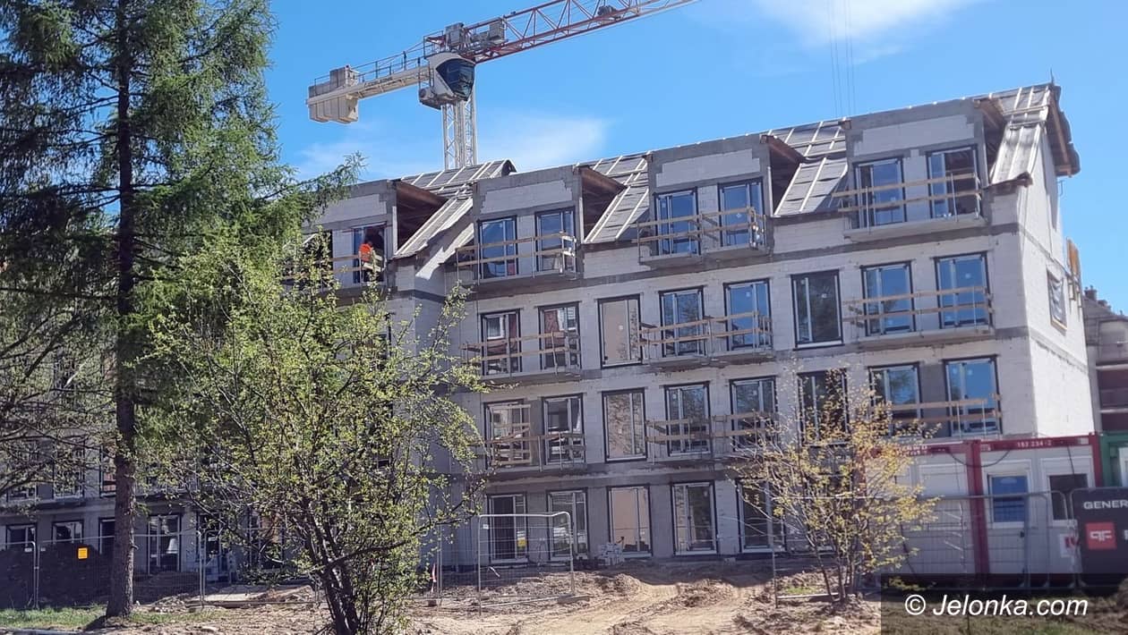 Kowary: Inwestycja w Kowarach: budynek TBS już stoi