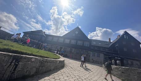 Karkonosze: Schronisko na Hali Szrenickiej  zachwyca historią i położeniem