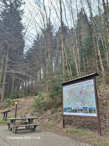 Jelenia Góra: Hipokrene – "rzut beretem" od ścieżki rowerowej na Perłę Zachodu
