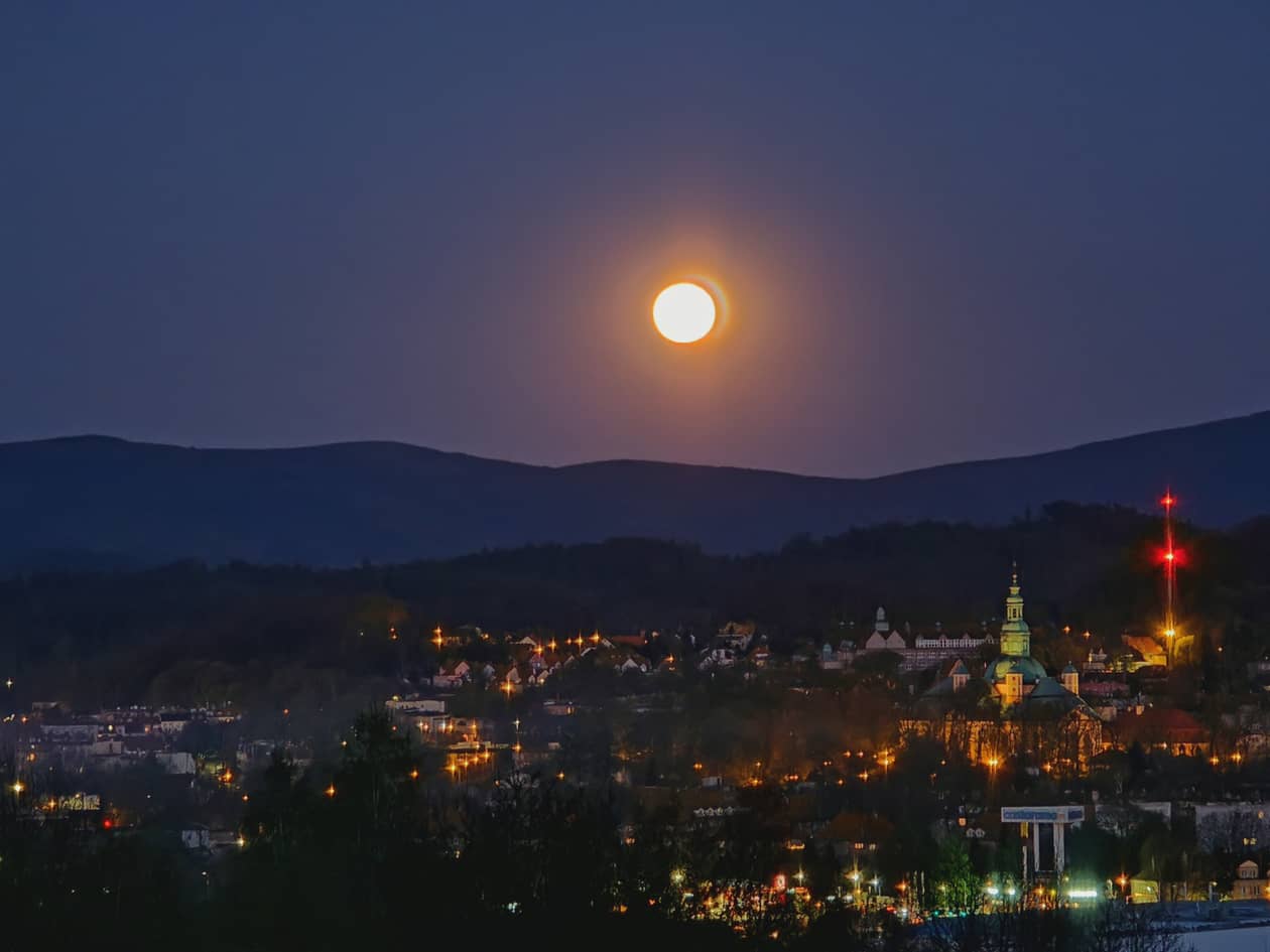 Jelenia Góra: Pełnia Księżyca nad Jelenią Górą