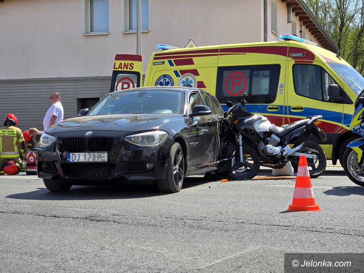 Jelenia Góra: Zderzenie motocykla z BMW na ul. Wolności. Motocyklista trafił do szpitala