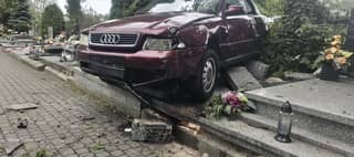 Wjechał autem prosto na cmentarz