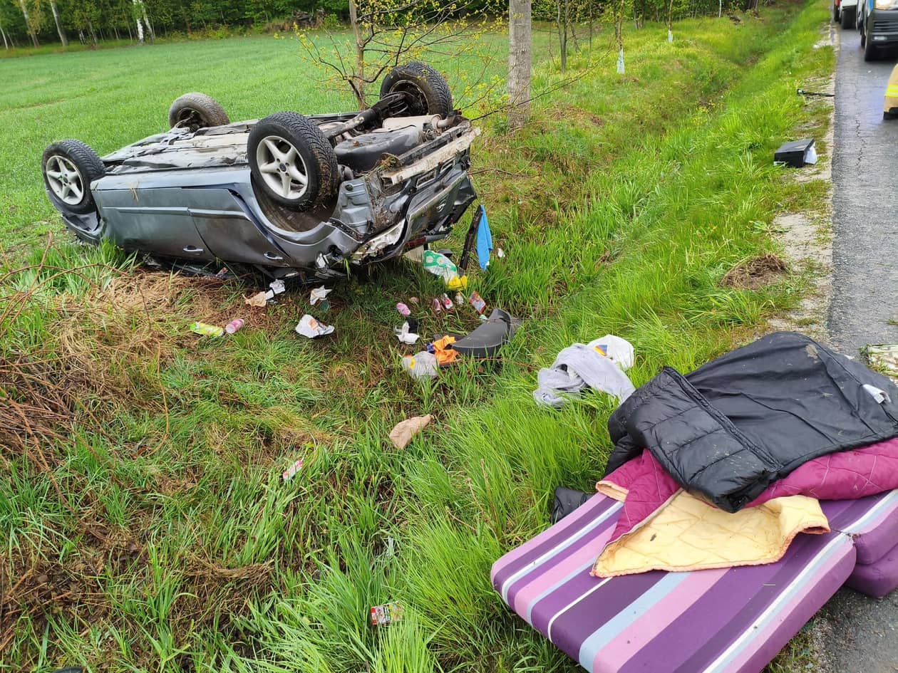 Dolny Śląsk: Cztery osoby w aucie, samochód na dachu