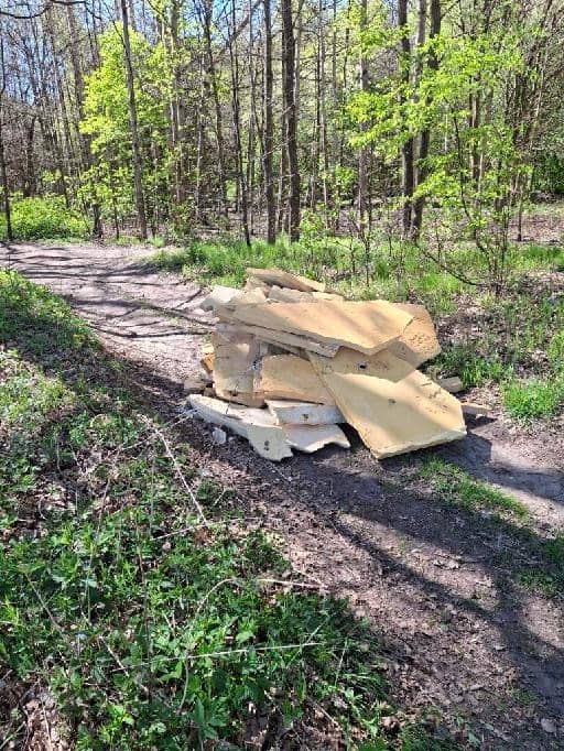 Powiat: Kto wyrzucił styropian na ścieżkę?