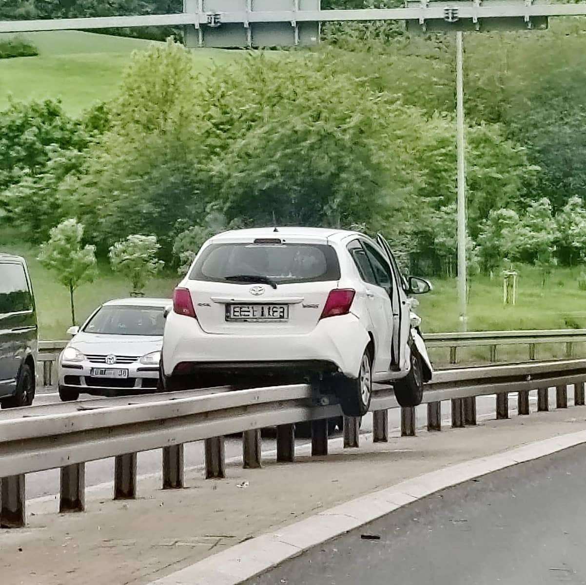 Bolków: Toyota na barierce