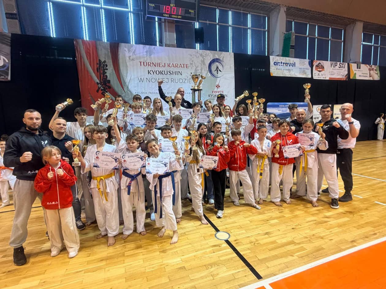 Jelenia Góra: Ogromne puchary pojechały do Jeleniej Góry
