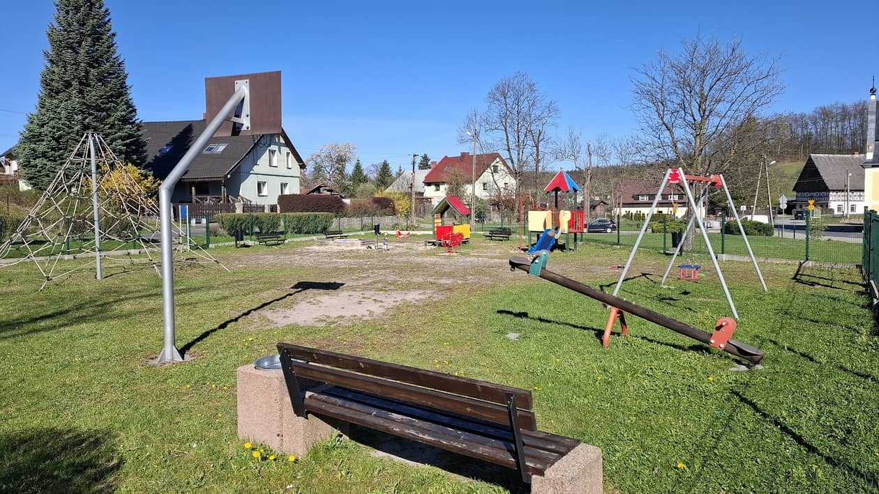 Mysłakowice: Puste place zabaw