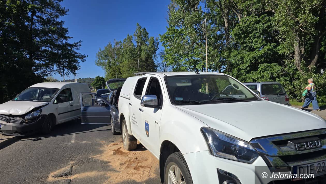 Jelenia Góra: Urzędowy samochód miał wypadek