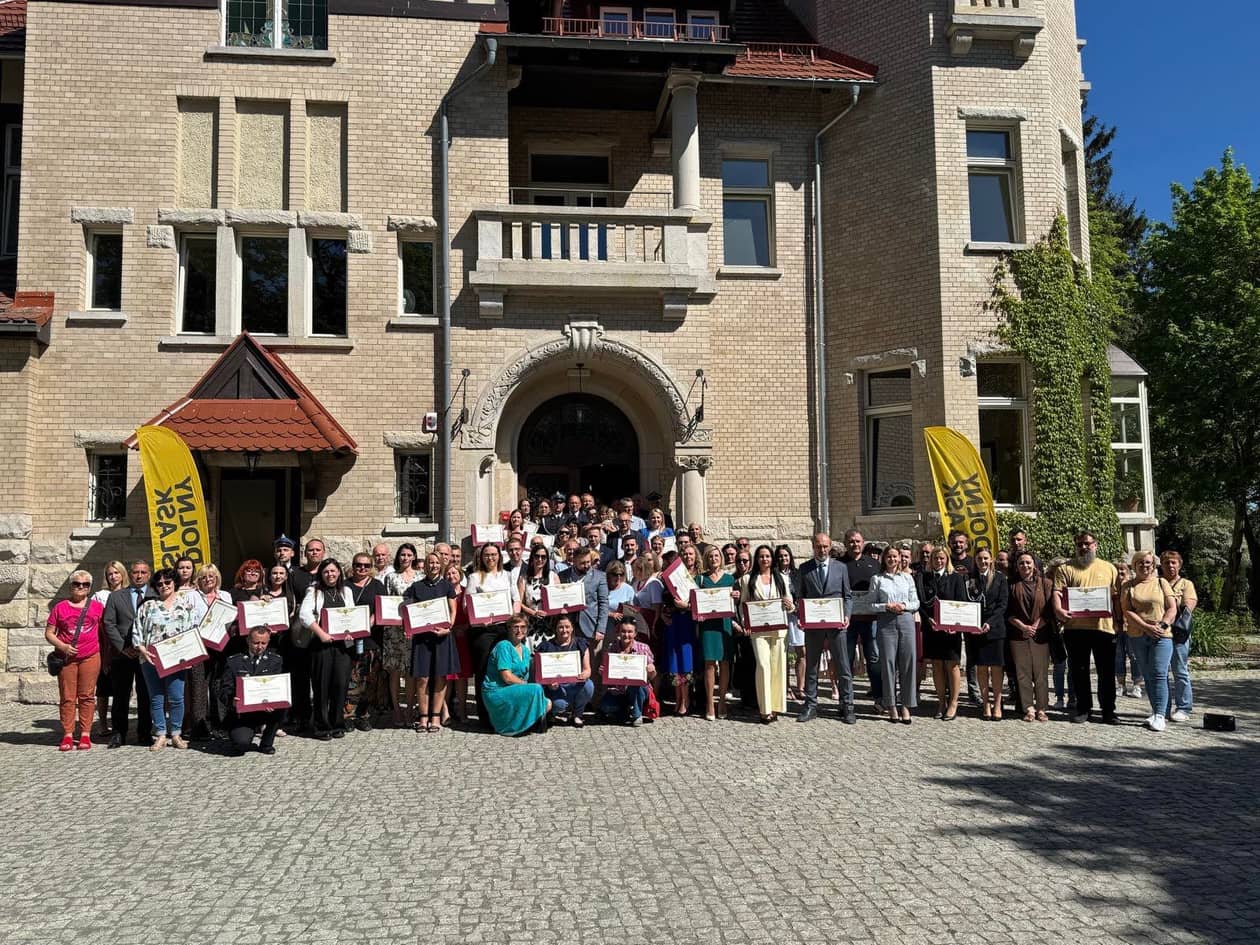 Jelenia Góra: Wręczenie promes na „Przedsięwzięcia promujące ideę odnowy wsi”