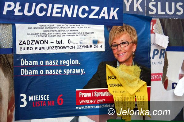 Jelenia Góra: Powyborcze resztki szpecą miasto