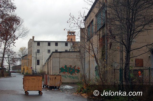 JELENIA GÓRA: Dawna papiernia straszy nad Bobrem