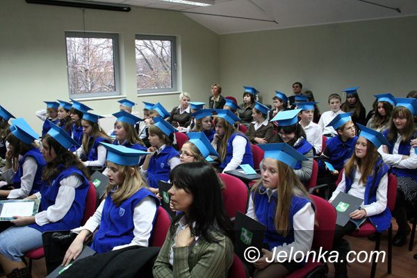 JELENIA GÓRA: Nastoletni studenci w Kolegium Karkonoskim