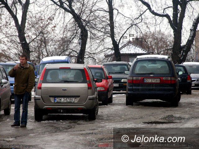 JELENIA GÓRA: Parkingowy tłok w śródmieściu