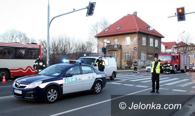 JELENIA GÓRA: Potrąciła na zielonym, bo oślepiło ją słońce