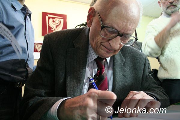 JELENIA GÓRA: Tłumy na spotkaniu z prof. Bartoszewskim