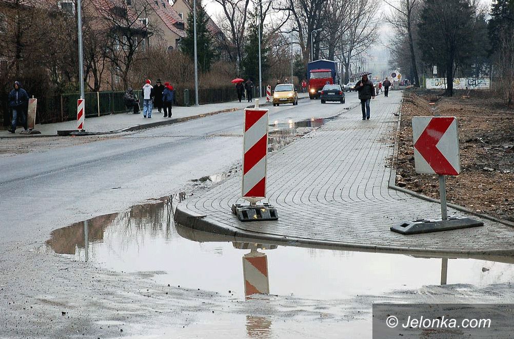 Jelenia Góra: Fuszerka na Lubańskiej: asfalt do zerwania