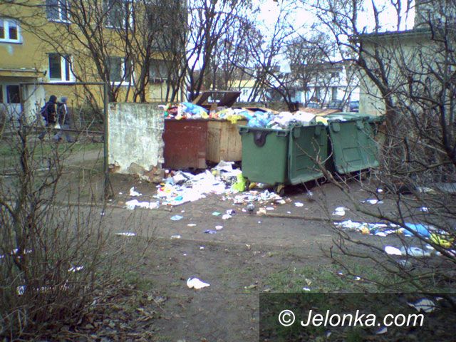JELENIA GÓRA: Na Szymanowskiego toną w śmieciach