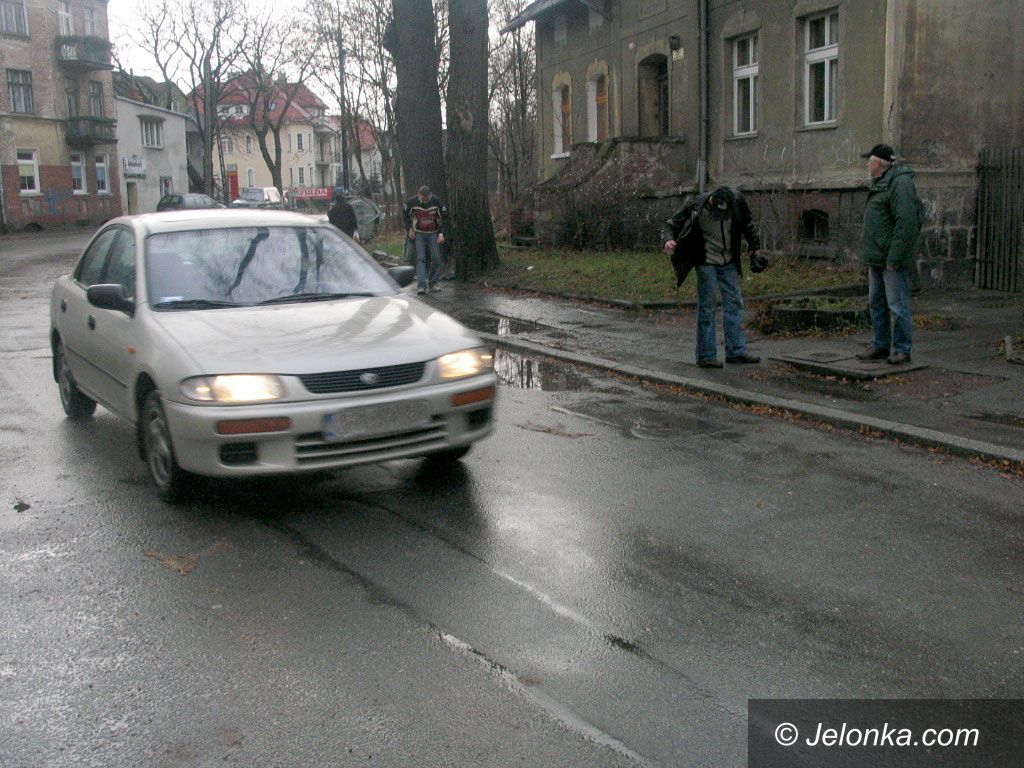 JELENIA GÓRA: Wodą z kałuży w twarz