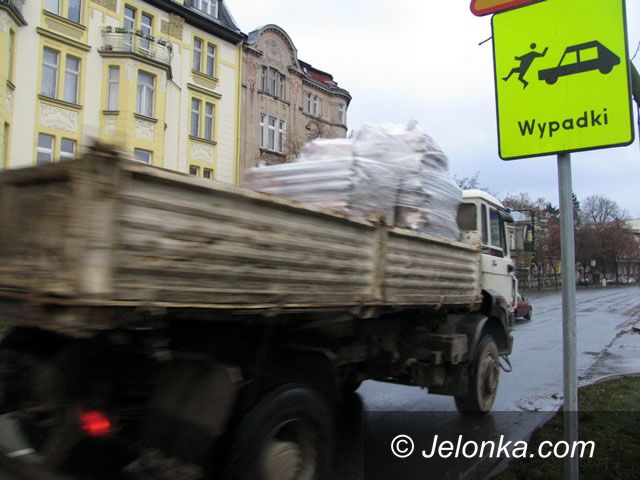 JELENIA GÓRA: Kobiety z dziećmi pod kołami
