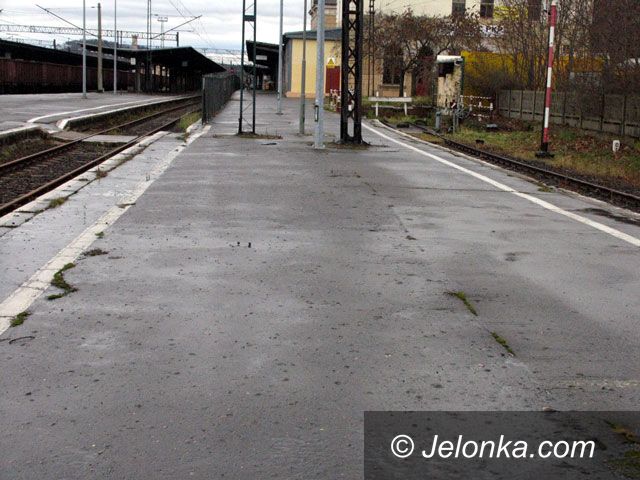 JELENIA GÓRA: Na peronie na stojąco