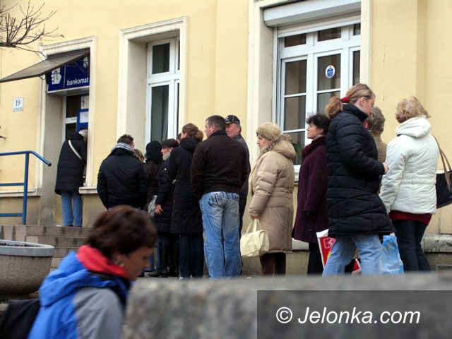 JELENIA GÓRA: Długa kolejka po pieniądze