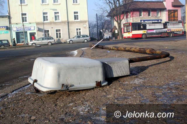 JELENIA GÓRA: Latarnia przewróciła się na autobus