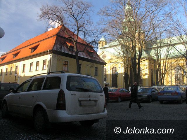 JELENIA GÓRA: Udajesz się do kościoła? Idź na piechotę