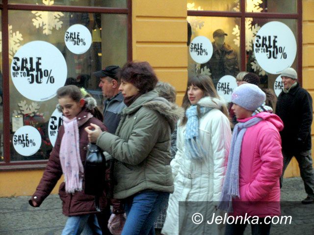 JELENIA GÓRA: Sklepy otwarte w kratkę