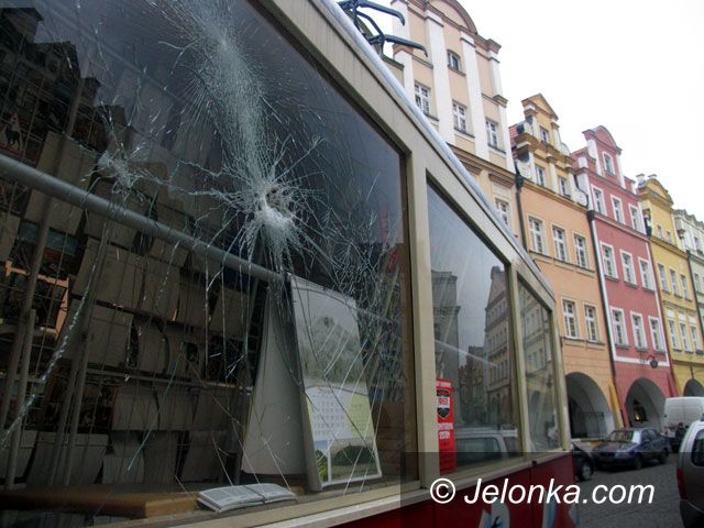 JELENIA GÓRA: Atak wandali na tramwaj